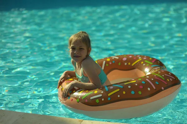 Счастливый ребенок играет в бассейне. Концепция летнего отдыха — стоковое фото