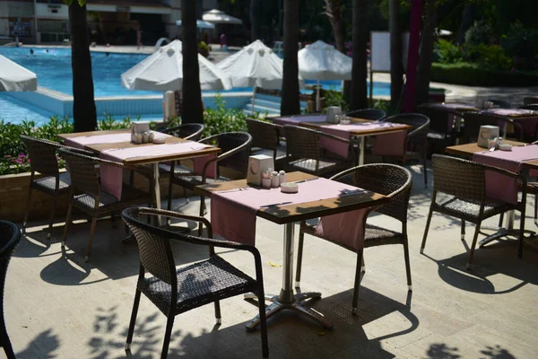 Meja dan kursi dekat kolam renang — Stok Foto