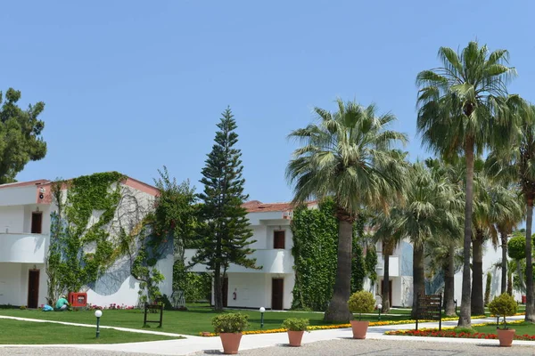 Villas de verano costeras casas residenciales, cielo azul nublado, paisaje pintoresco . — Foto de Stock