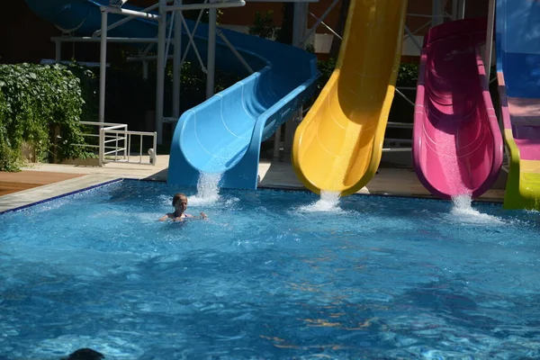 Liten flicka på vattenrutschbana på aquapark under sommarlovet — Stockfoto