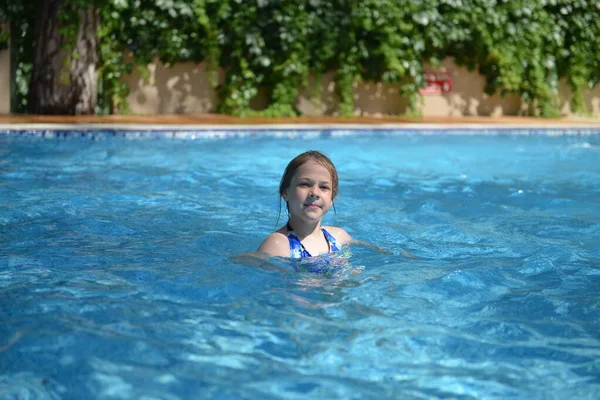 Niña en tobogán acuático en el parque acuático durante las vacaciones de verano — Foto de Stock