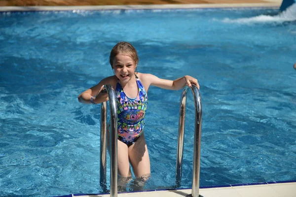 Little girl on water slide at aquapark during summer holiday — Stock Photo, Image