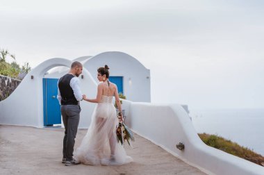 Güzel gelin ve damat yaz düğünlerinde Yunan adası Santorini 'de