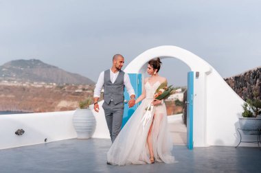 Güzel gelin ve damat yaz düğünlerinde Yunan adası Santorini 'de