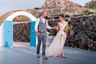 Güzel gelin ve damat yaz düğünlerinde Yunan adası Santorini 'de