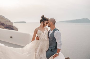 Güzel gelin ve damat yaz düğünlerinde Yunan adası Santorini 'de