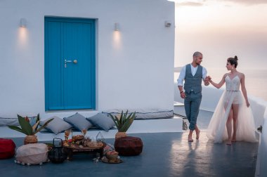 Güzel gelin ve damat yaz düğünlerinde Yunan adası Santorini 'de