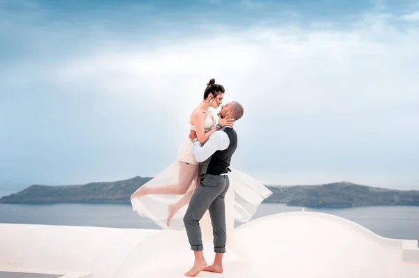 Beautiful bride and groom in their summer wedding day on greek island Santorini — Stock Photo, Image