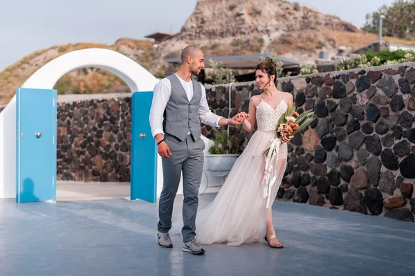 Bela noiva e noivo em seu dia de casamento de verão na ilha grega Santorini — Fotografia de Stock