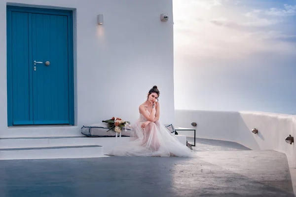 Romántico hermosa novia en vestido blanco posando en la terraza con el mar y las montañas en el fondo — Foto de Stock