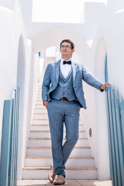 Yunan adası Santorini 'de yaz düğününde güzel damat.