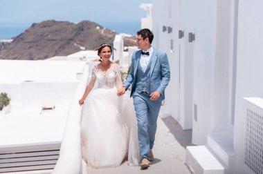 Güzel gelin ve damat yaz düğünlerinde Yunan adası Santorini 'de