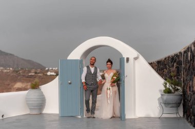 Güzel gelin ve damat yaz düğünlerinde Yunan adası Santorini 'de