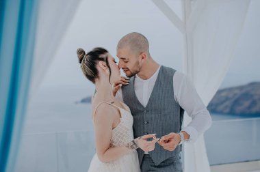 Güzel gelin ve damat yaz düğünlerinde Yunan adası Santorini 'de