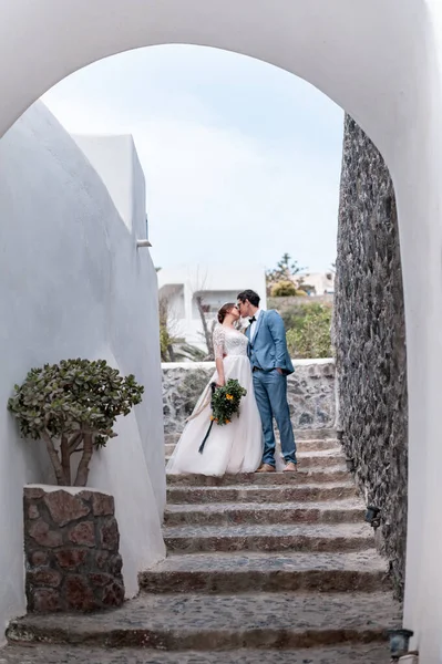 Bella sposa e sposo nel loro giorno di nozze estivo sull'isola greca di Santorini — Foto Stock