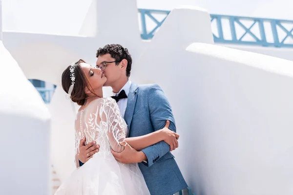 Bella sposa e sposo nel loro giorno di nozze estivo sull'isola greca di Santorini — Foto Stock