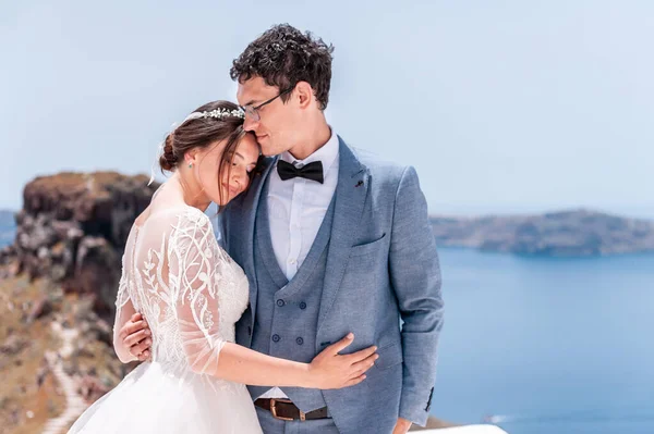 Bella sposa e sposo nel loro giorno di nozze estivo sull'isola greca di Santorini — Foto Stock