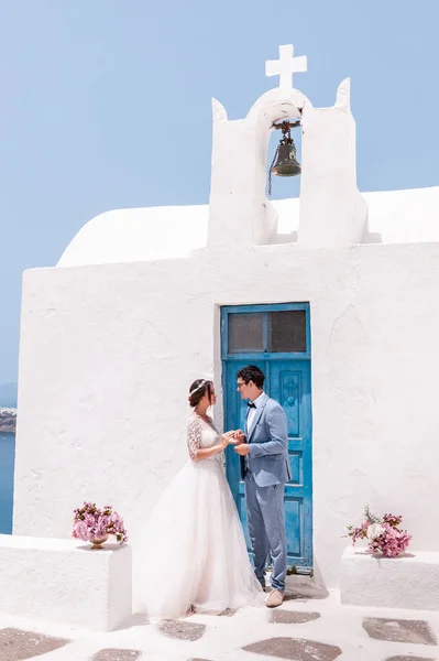 Krásná nevěsta a ženich v jejich letní svatební den na řeckém ostrově Santorini — Stock fotografie