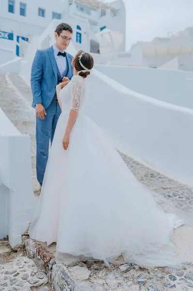 Красивая невеста и жених в их летний день свадьбы на греческом острове Санторини — стоковое фото