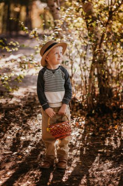 Sepetli şapkalı şık bir çocuk. Sonbaharda şapkalı ve sepetli bir çocuk.