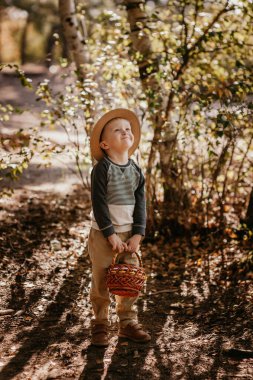 Sepetli şapkalı şık bir çocuk. Sonbaharda şapkalı ve sepetli bir çocuk.