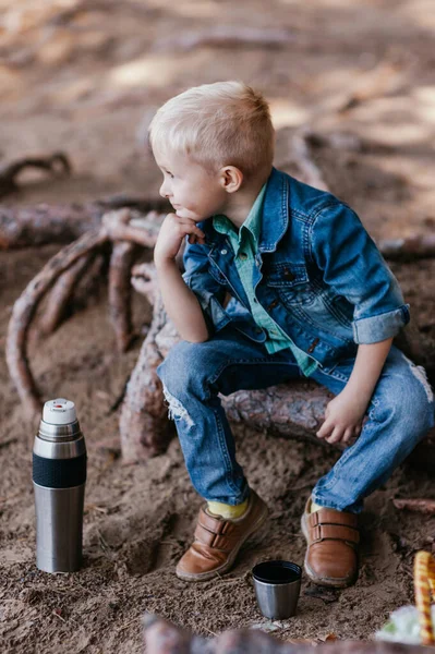 Little boy holding a cup of tea outdoors. child drinks tea — Stock Photo, Image