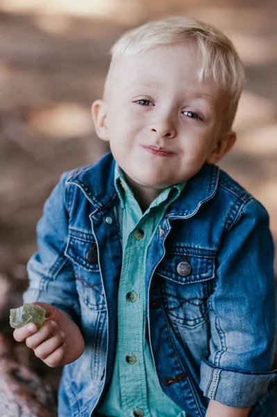 Niño pequeño sosteniendo una taza de té al aire libre. niño bebe té — Foto de Stock