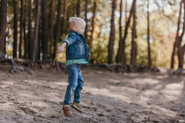 Emotioneel portret van een gelukkig en vrolijk jongetje, dat achter een vriend aan rent terwijl hij aan het spelen is tijdens een wandeling in het park. Gelukkige jeugd. Zomertijd. Zomervakantie. Positieve emoties en energie — Stockfoto