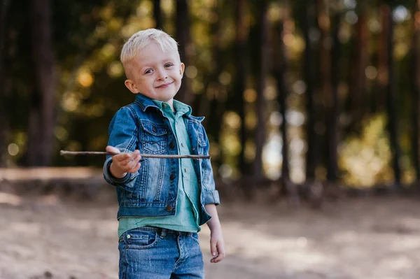 Retrato emocional de um menino feliz e alegre, correndo atrás de um amigo rindo enquanto brincava em um passeio no parque. Feliz infância. Hora de Verão. Férias. Emoções positivas e energia — Fotografia de Stock