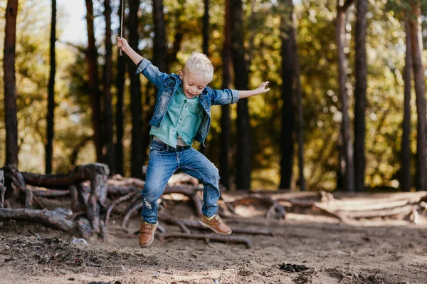 Retrato emocional de um menino feliz e alegre, correndo atrás de um amigo rindo enquanto brincava em um passeio no parque. Feliz infância. Hora de Verão. Férias. Emoções positivas e energia — Fotografia de Stock