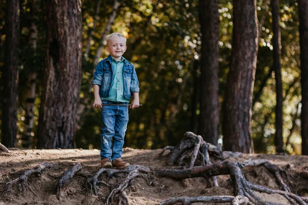 Érzelmi portré egy boldog és vidám kisfiúról, aki egy barát után fut, aki nevet, miközben sétál a parkban. Boldog gyerekkort. Nyáron. Nyári szünet. Pozitív érzelmek és energia — Stock Fotó