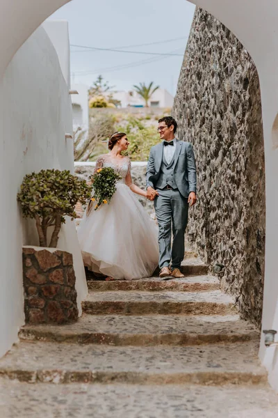 Bela noiva e noivo em seu dia de casamento de verão na ilha grega Santorini — Fotografia de Stock