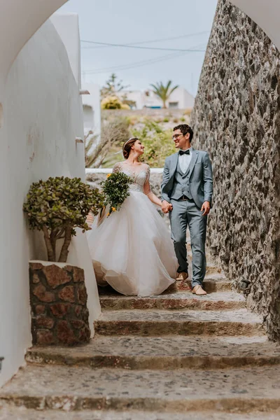 在希腊圣托里尼岛举行的夏季婚礼上，美丽的新娘和新郎 — 图库照片