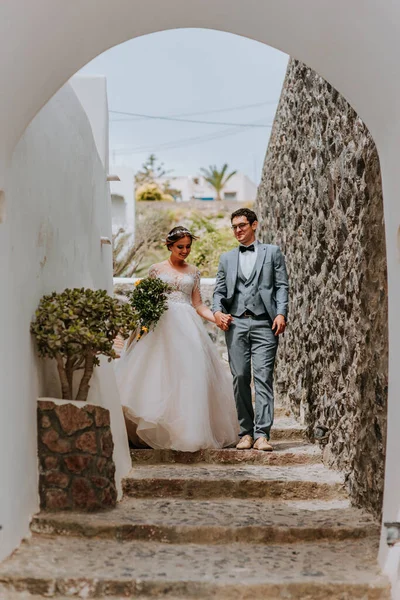 Bela noiva e noivo em seu dia de casamento de verão na ilha grega Santorini — Fotografia de Stock