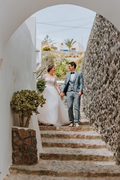 Beautiful bride and groom in their summer wedding day on greek island Santorini — Stock Photo, Image
