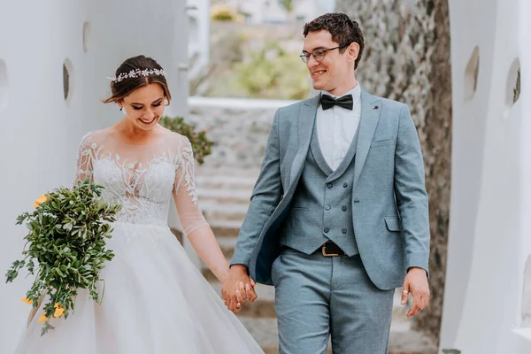 Bella sposa e sposo nel loro giorno di nozze estivo sull'isola greca di Santorini — Foto Stock
