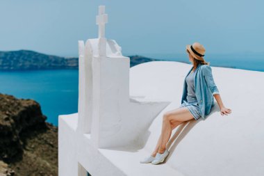 Oia, Santorini, Yunanistan sokaklarında güzel genç bir kadın.