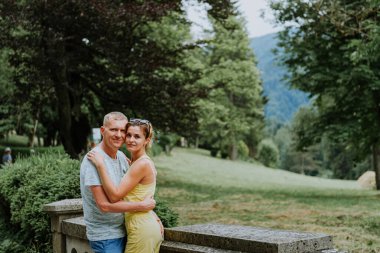 Mutlu bir çift. Parkta mutlu anların tadını çıkaran sevgi dolu bir çift. Aşk ve şefkat, flört, romantizm. Yaşam tarzı kavramı