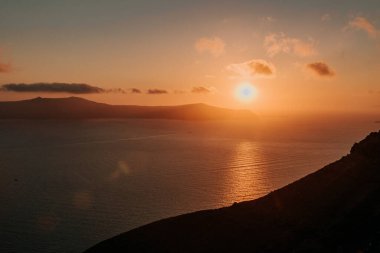 Oia Santorini Yunanistan romantik ve güzel günbatımlarıyla ünlüdür. Santorini adasındaki Oia köyü. Yunanistan.