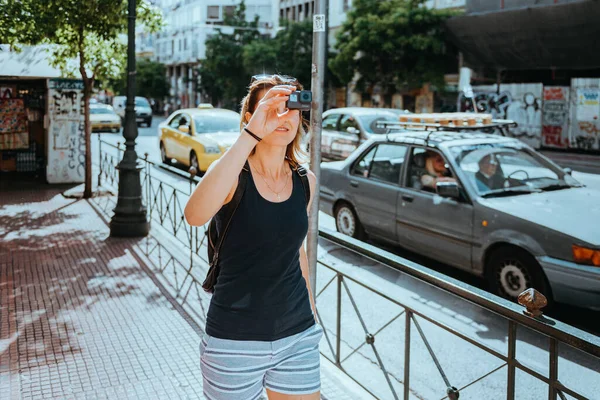Mooi meisje wandelen langs de straat van een oude Europese stad, hoofdstad van Griekenland - Athene. Portret van een toeristisch meisje dat op straat loopt. — Stockfoto