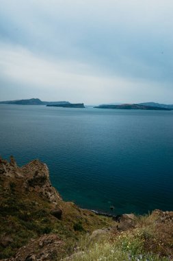 Gün batımında deniz ve kaya. Doğa bileşimi. Gün batımında güzel kıyı şeridi.