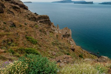 Gün batımında deniz ve kaya. Doğa bileşimi. Gün batımında güzel kıyı şeridi.