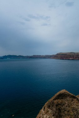 Gün batımında deniz ve kaya. Doğa bileşimi. Gün batımında güzel kıyı şeridi