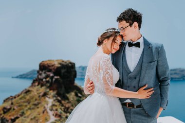 Güzel gelin ve damat yaz düğünlerinde Yunan adası Santorini 'de