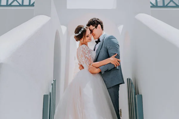 Bela noiva e noivo em seu dia de casamento de verão na ilha grega Santorini — Fotografia de Stock