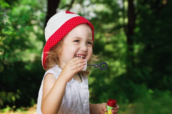 Gelukkig Meisje Hoed Lachen Met Zeepbellen Hand — Stockfoto
