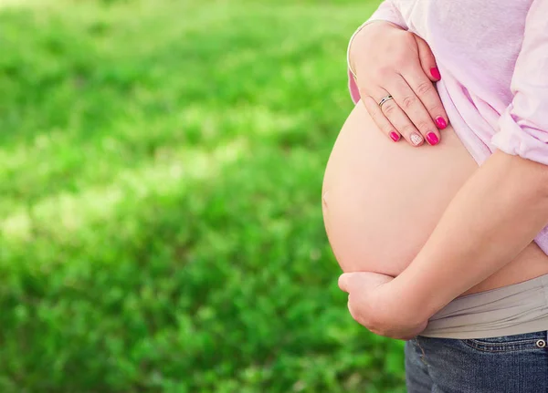 Mädchen Umarmt Ihren Schwangeren Bauch — Stockfoto