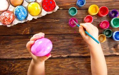 eller yumurta Paskalya tatili için boya