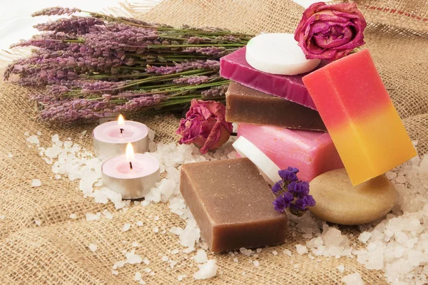 Lavendel Seife Und Salz Für Die Körperpflege Sind Auf Dem — Stockfoto