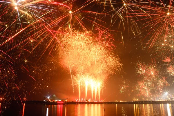 Muhteşem havai fişek düzenlenen Lagoon Beach, Ancol, Kuzey Jakarta, Endonezya yeni yıl kutlama gösterir. Şu an uzun pozlama tekniği ile vuruldu.